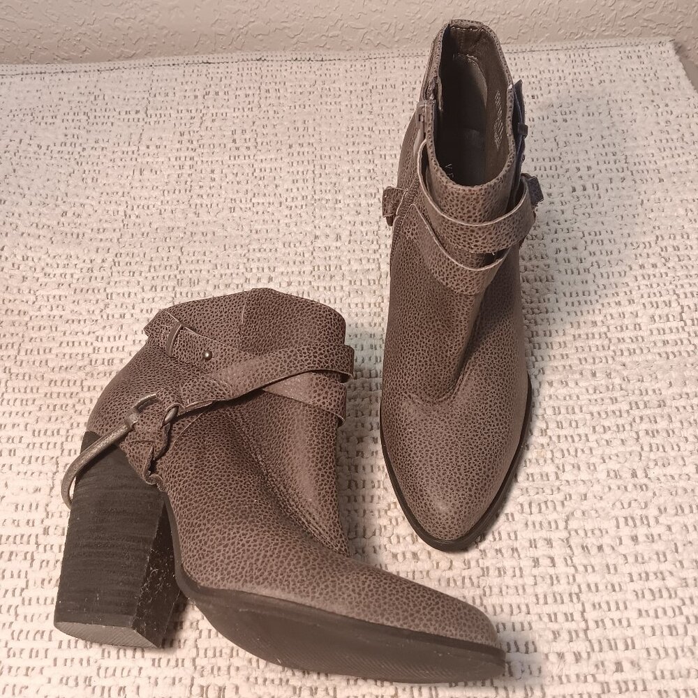 Very Volatile Los Angeles women's pebbled leather stirrup accent booties sz 6